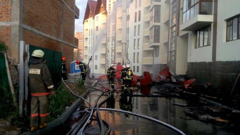 В Киеве горела пятиэтажка, воспламенилось 800 &quot;квадратов&quot;