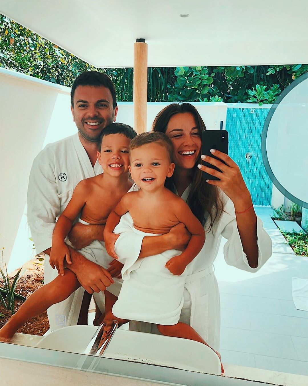 Горячая парочка: ведущий "Холостяк 9" засыпал сеть яркими семейными кадрами с Мальдив