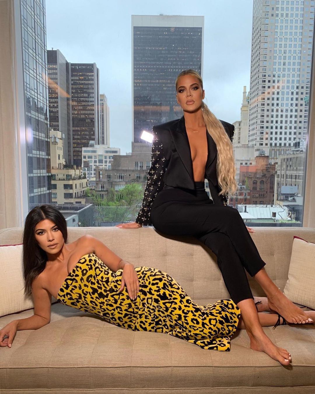 Хищницы: Кайли Дженнер и Кортни Кардашьян соблазняют образами с анималистичным принтом