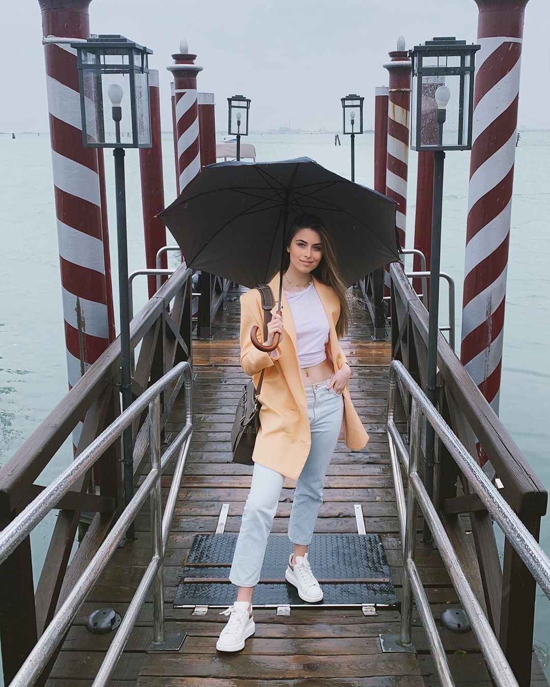 Стильная внучка Ротару пленила точеной фигурой и осиной талией в Венеции