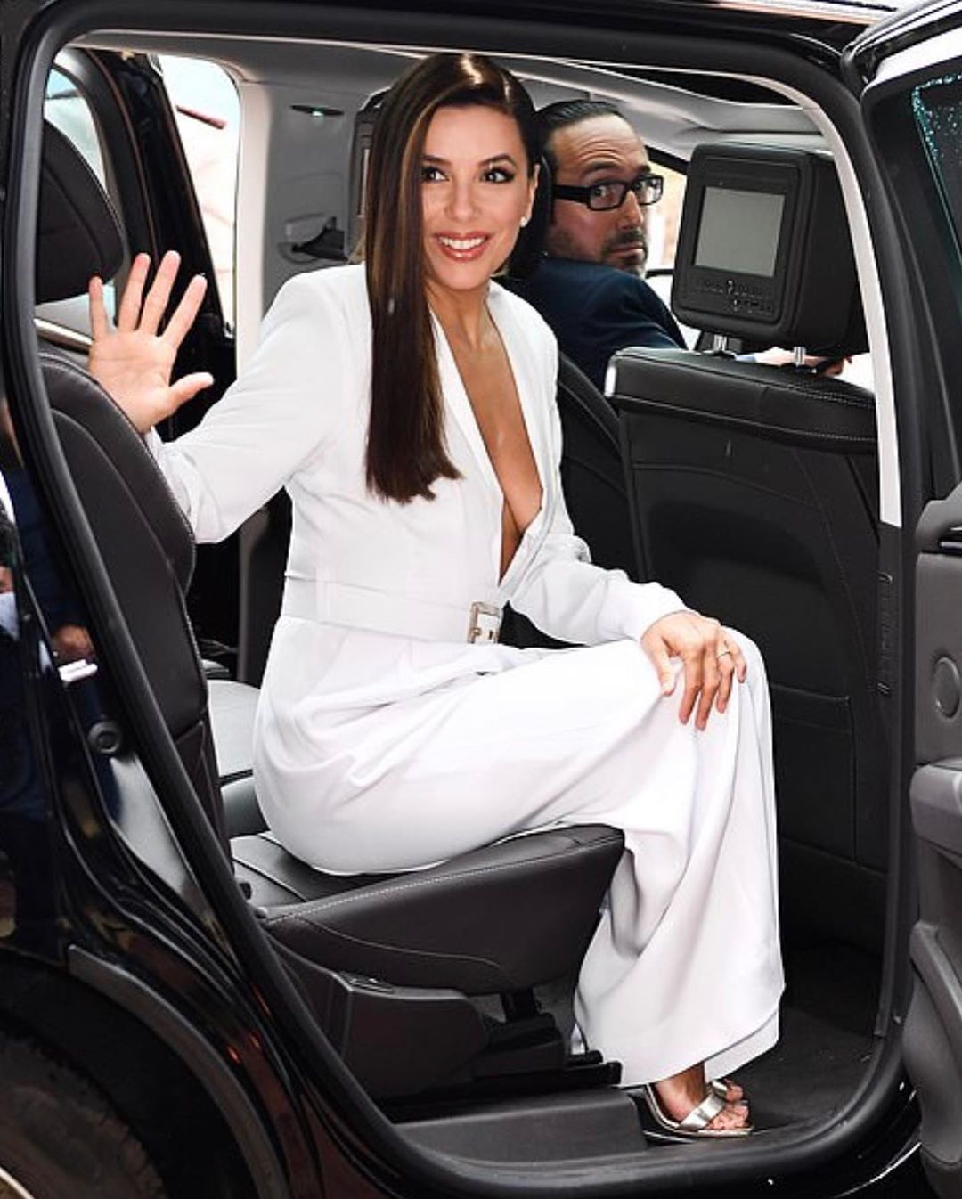 Біла магія: 44-річна Єва Лонгорія підкреслила яскраву зовнішність стильним світлим вбранням