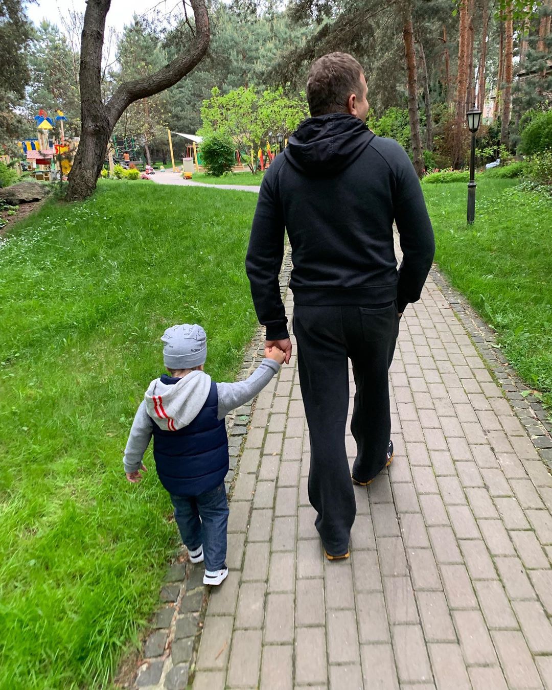 "Солодка парочка": Юрій Горбунов зворушив мережу сімейним фото з прогулянки