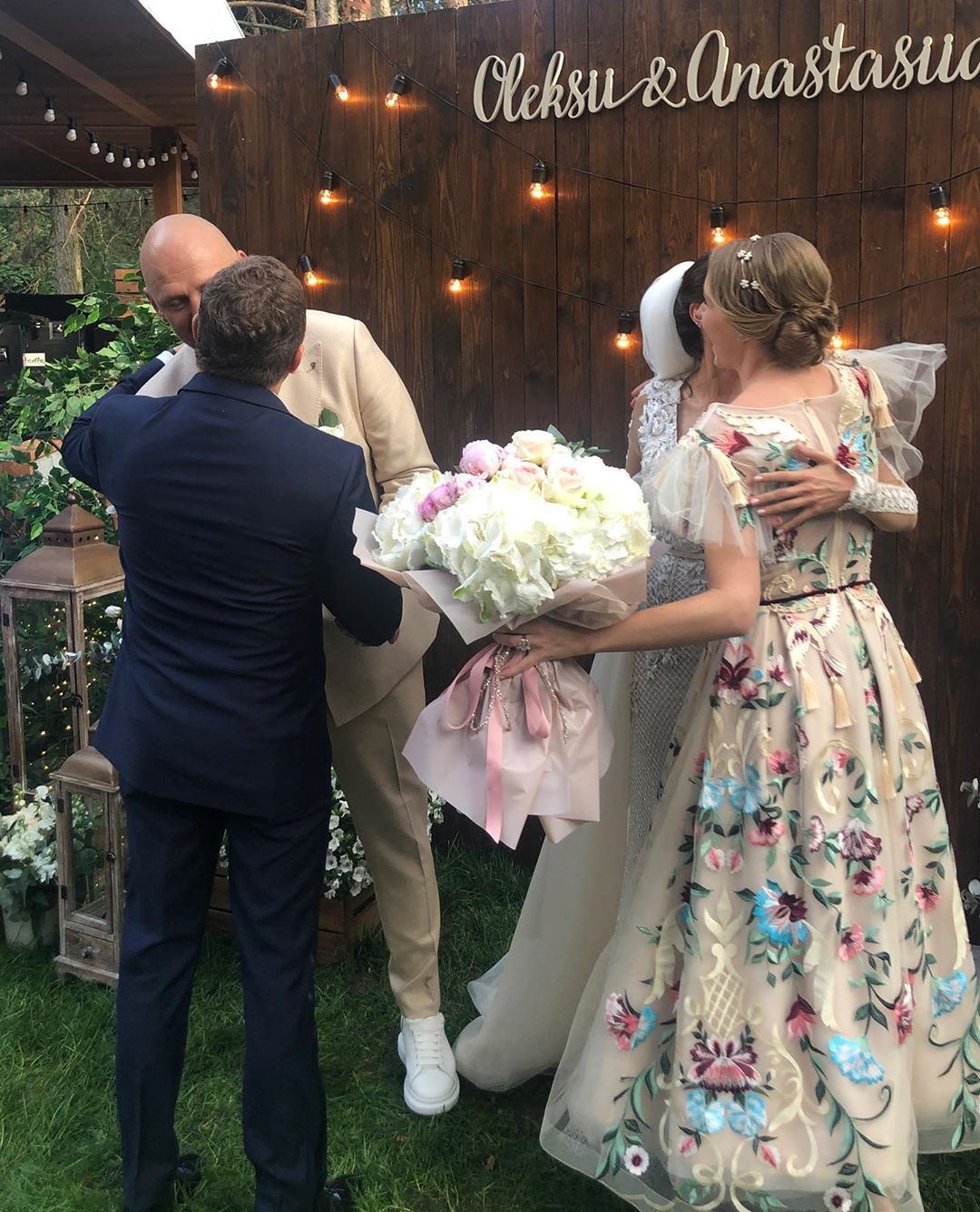 "Затьмарила наречену": Катя Осадча вразила вбранням на весіллі Потапа і Насті Каменських