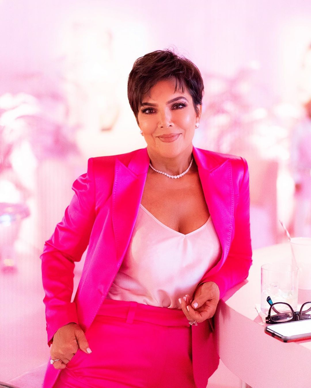 Родина – це всеі: Кайлі Дженнер засипала мережу фото з сестрами в рожевих лялькових нарядах