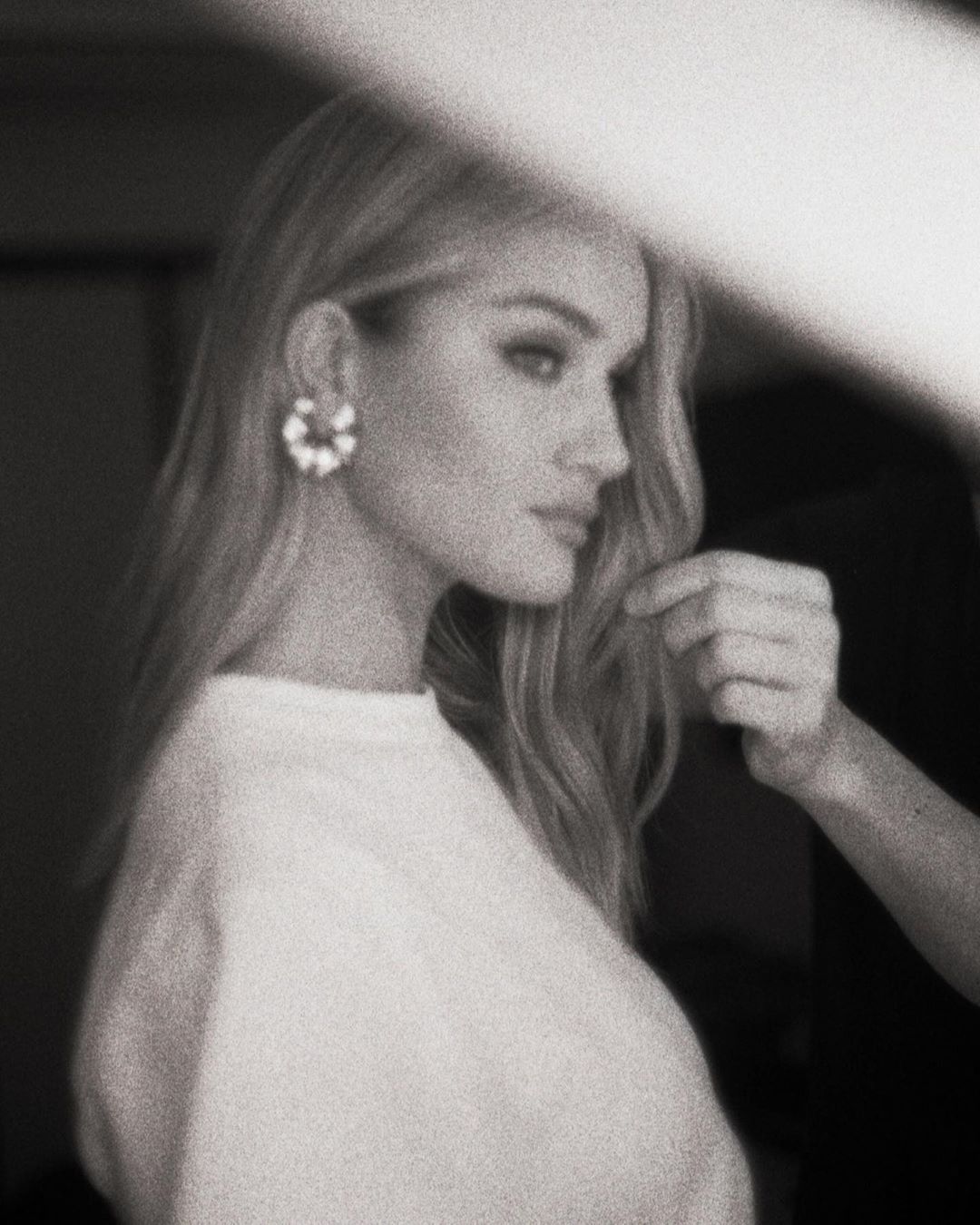 Уроки стилю: Роузі Хантингтион-Уайтлі показала, як носити головний відтінок літа