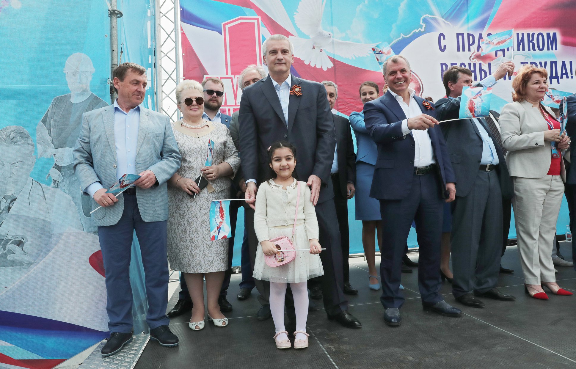 С символикой РФ: мать украинских певиц засветилась на параде в Крыму (фото)