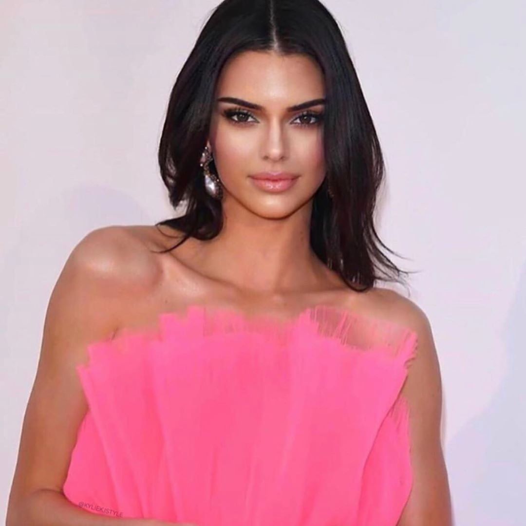 Розовая мечта: Кендалл Дженнер покорила сеть воздушным кукольным образом и стройными ногами