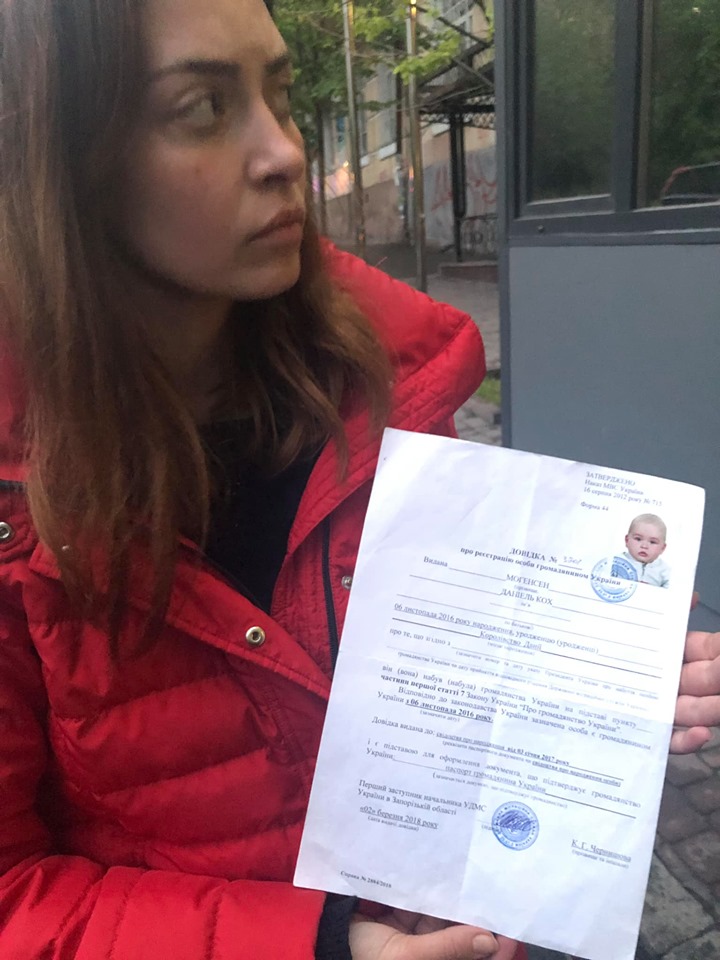 Спит на полу: новые подробности удержания ребенка в посольстве