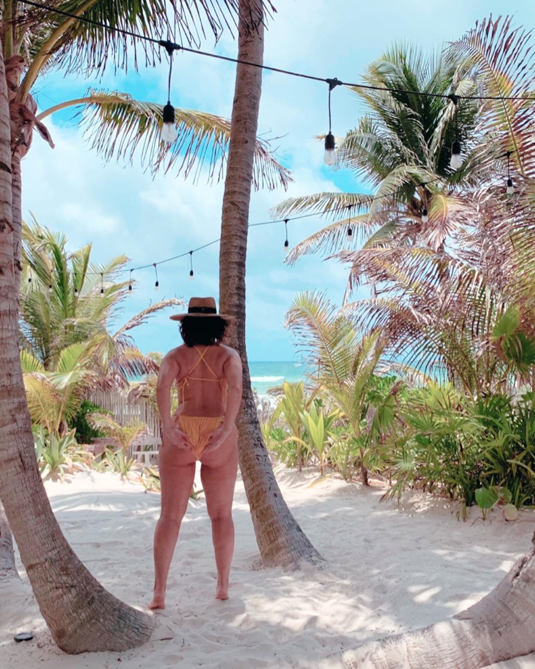 В крошечных стрингах: модель plus-size Эшли Грэм соблазняет горячими кадрами