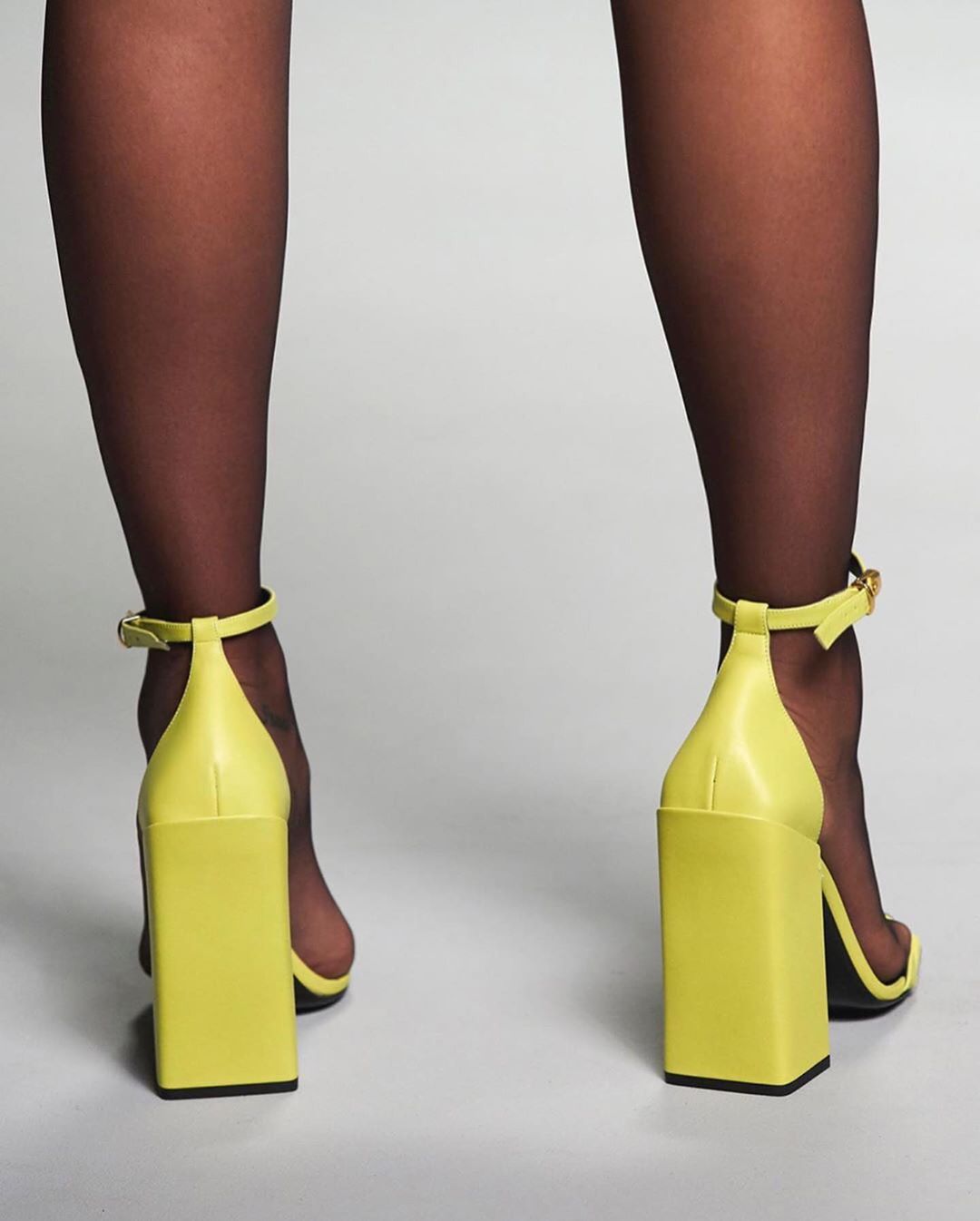 Ярче солнца: Ирина Шейк взорвала сеть стильным летним образом от Versace