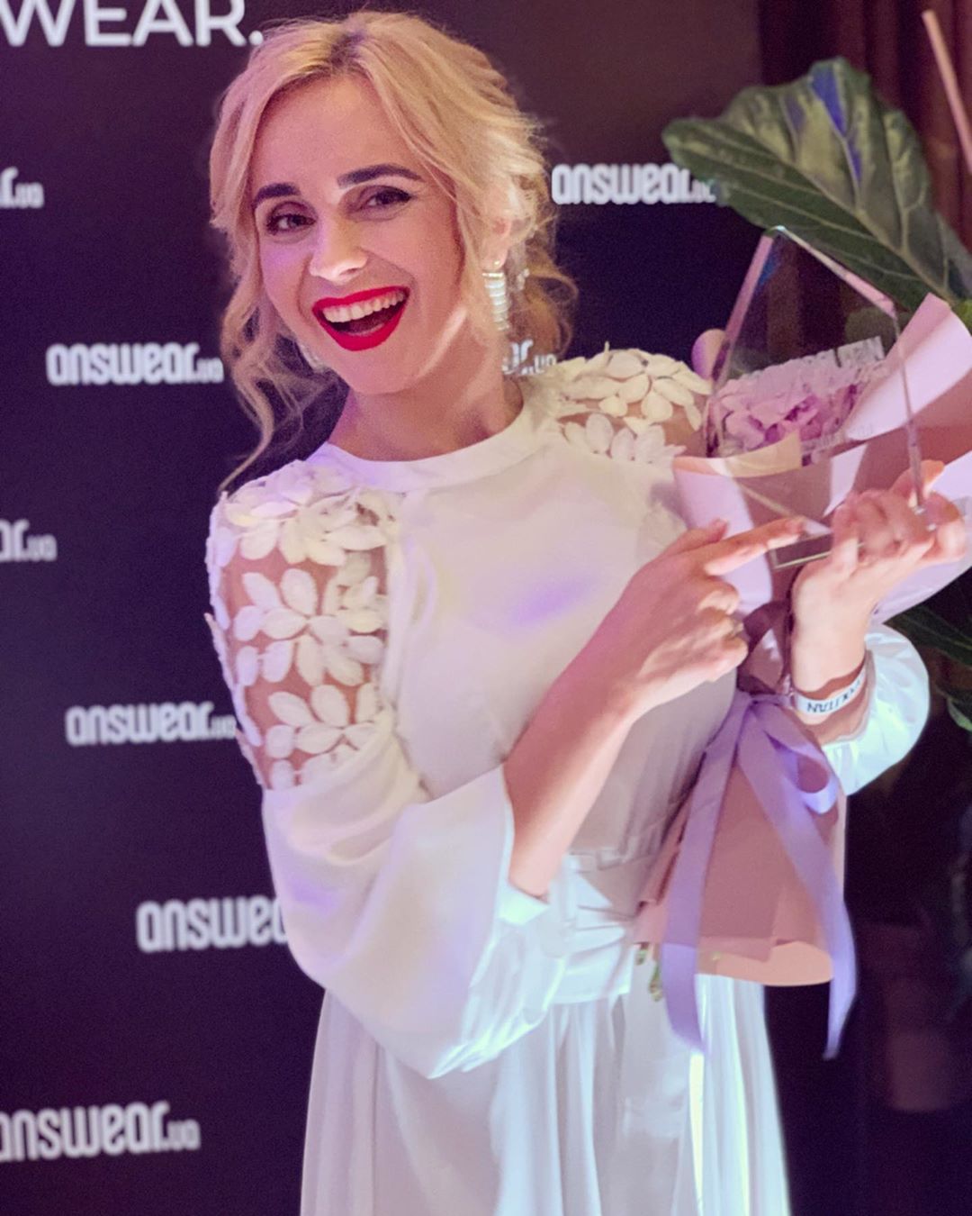 Лилия Ребрик в белом платье ошеломила эффектным выходом с мужем