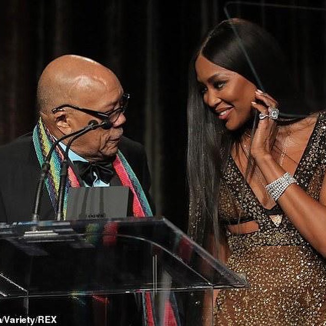 Шикарна: 48-летняя Наоми Кэмпбелл в роскошном &quot;голом&quot; платье сияет на American Icon Awards