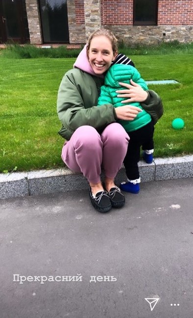 Катя Осадчая и Юрий Горбунов гуляют по дождливым Карпатам: милое фото