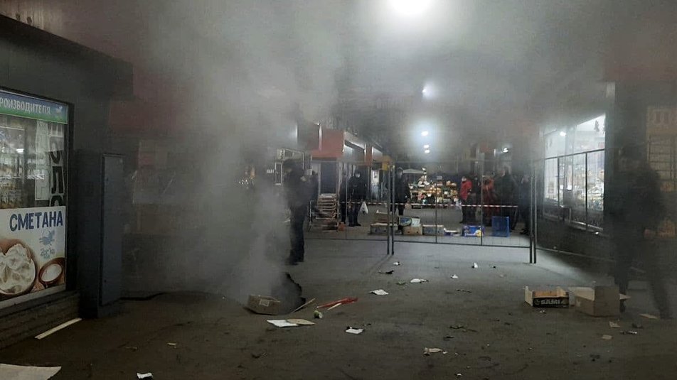 У Харкові посеред ринку біля ТЦ утворилося провалля: відео &quot;порталу в пекло&quot;