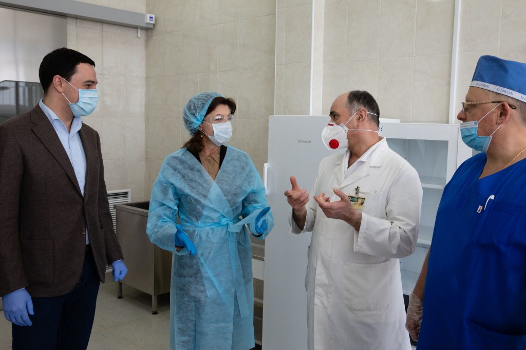 Фонд Порошенко восстановил для киевской больницы скорой помощи еще 8 аппаратов ИВЛ