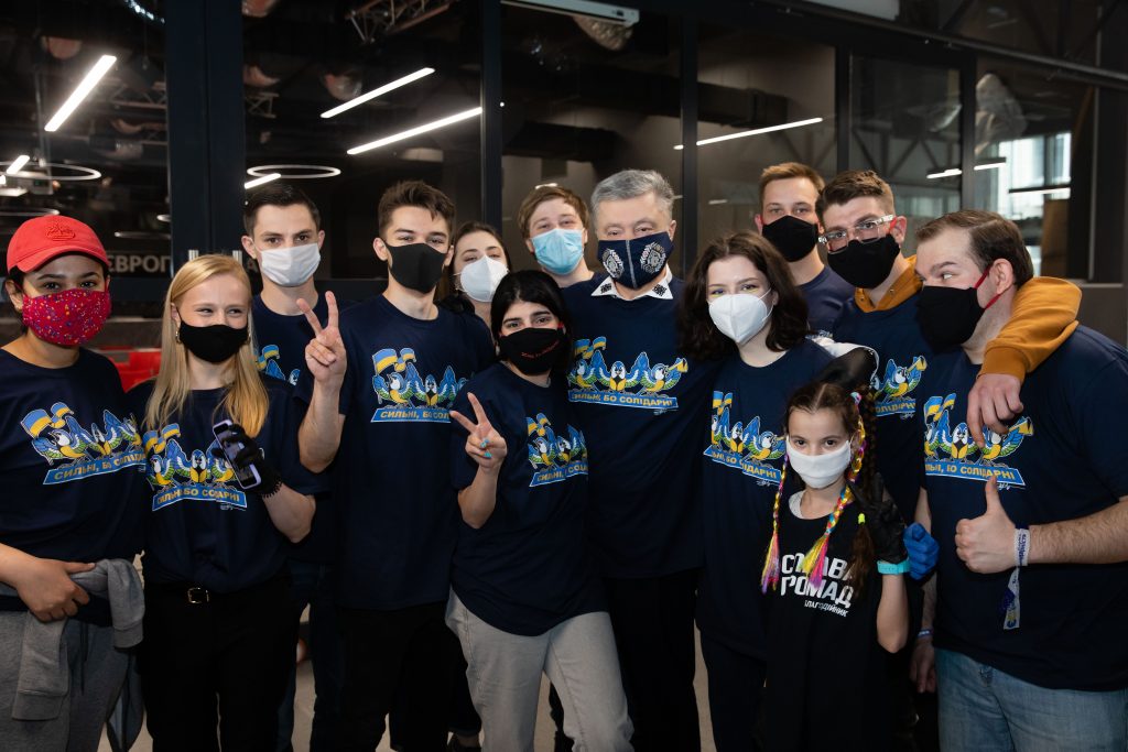 Фонд Порошенка зібрав 25 тисяч продуктових наборів для людей із вразливих груп