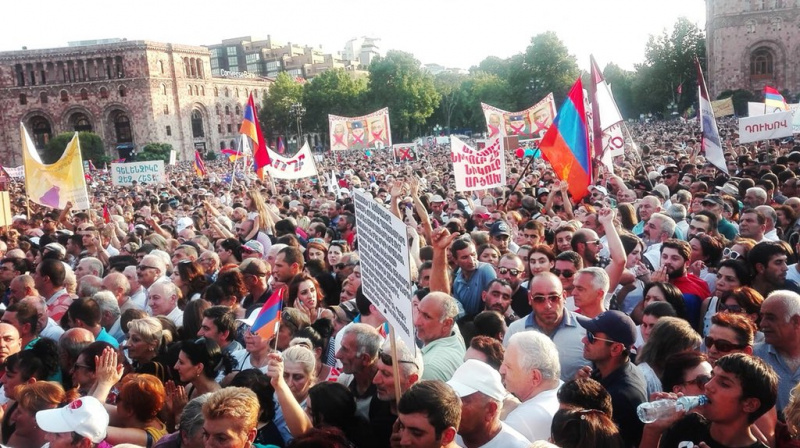 В Ереване десятки тысяч людей вышли на митинг по случаю 100 дней правительства Пашиняна