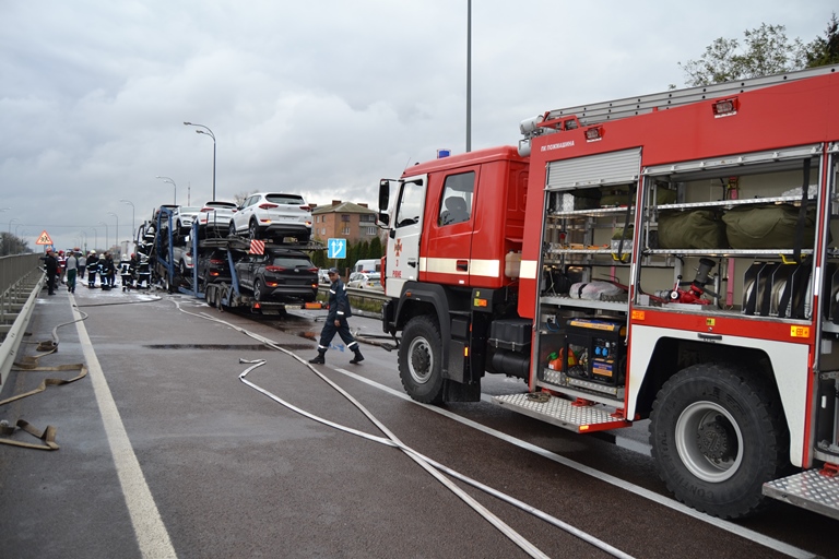 У Рівненській області зіткнулися та загорілися два вантажні автомобілі, є загиблий