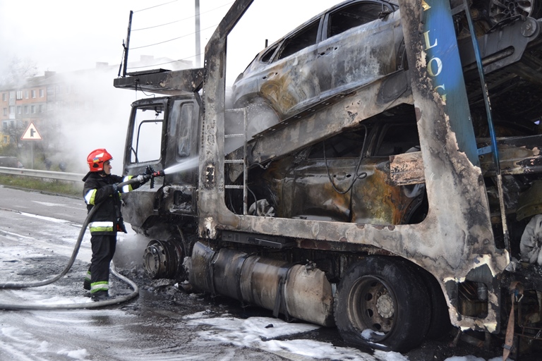 У Рівненській області зіткнулися та загорілися два вантажні автомобілі, є загиблий