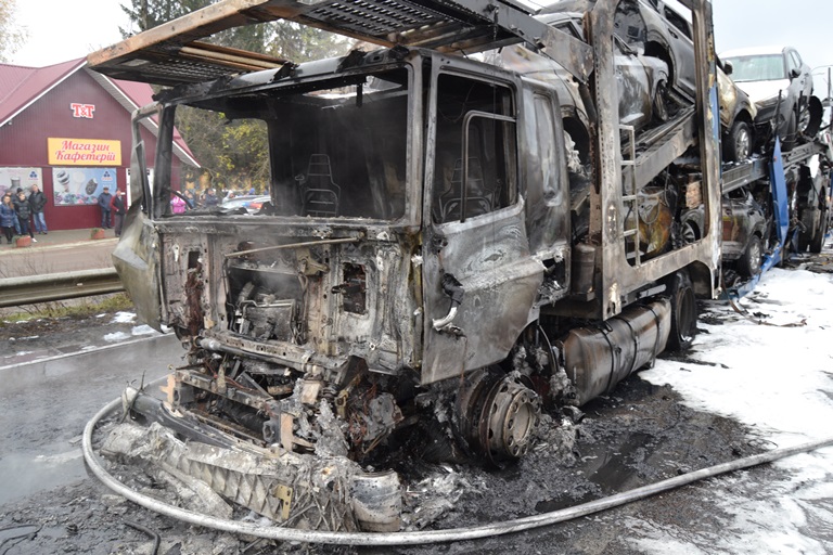 У Рівненській області зіткнулися та загорілися два вантажні автомобілі, є загиблий