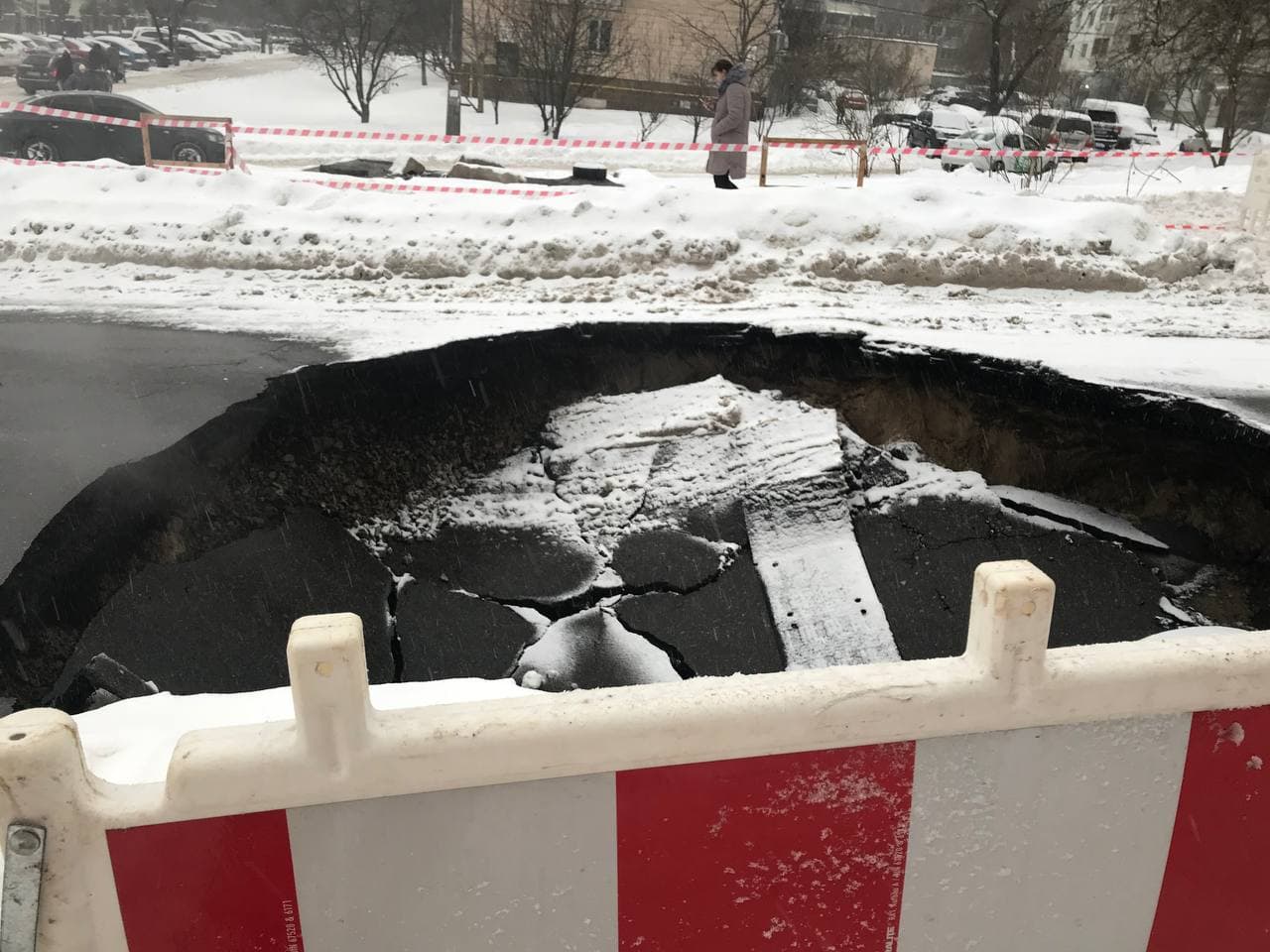 У Києві посеред дороги провалився асфальт: утворилася величезна яма (фото)