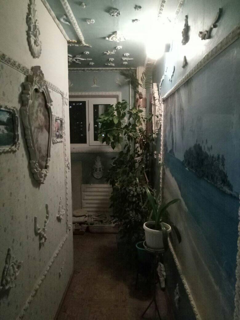 Пенсіонер перетворив під'їзд в Києві на справжній Версаль: ліпнина, позолота і багато картин