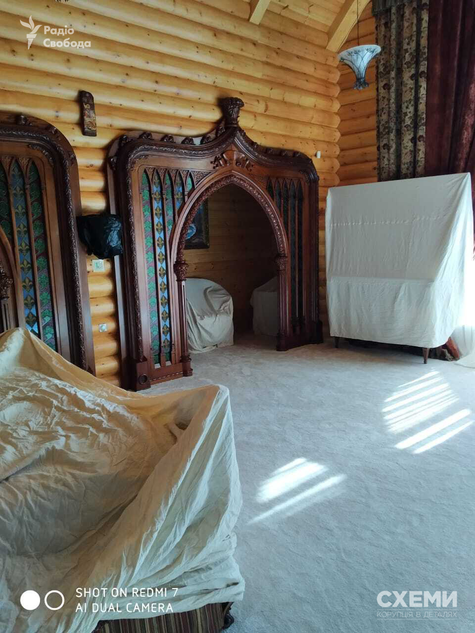 На Закарпатье провели обыск роскошного дома Медведчука: появились первые фото