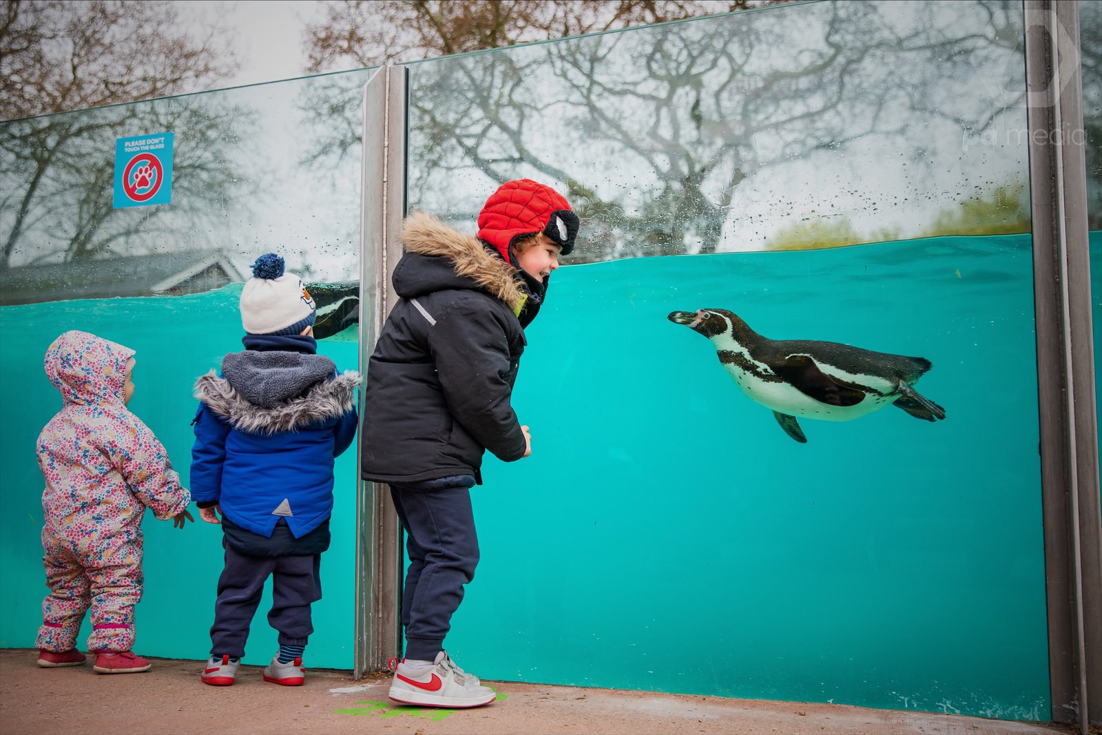 Британці наповнили паби і перукарні після ослаблення карантину: фото та відео з вулиць &quot;вільних&quot; міст