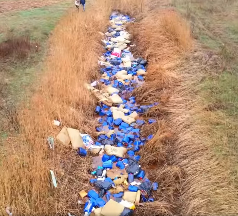 Під Києвом річку закидали каністрами з хімікатами: фото і відео еко-катастрофи