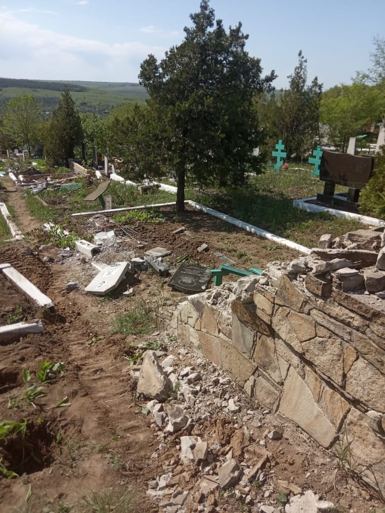 Боевики &quot;ЛНР&quot; проехали танком по кладбищу: оставили разрушенные могилы