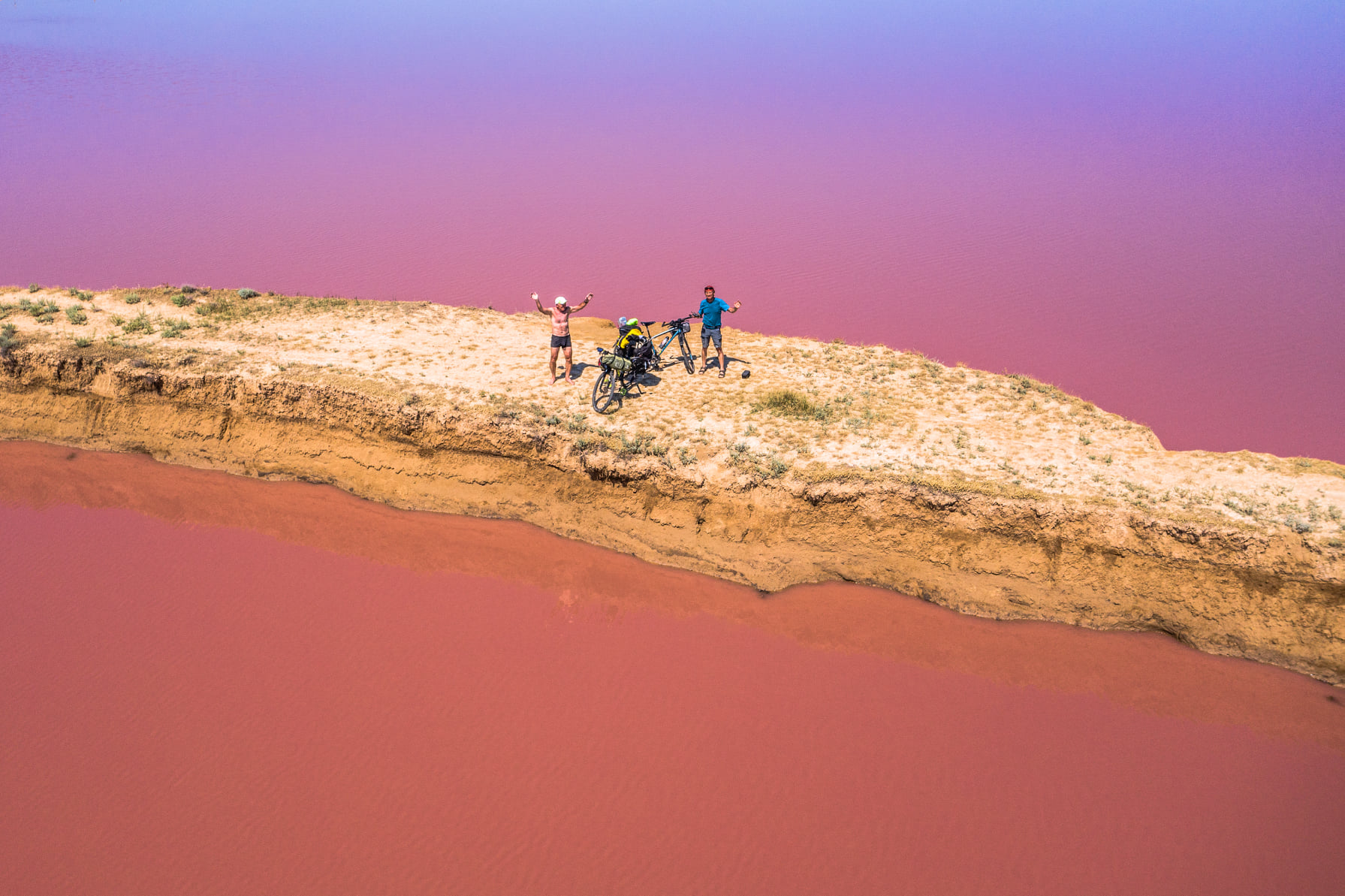 Українців вразив вигляд з висоти на Рожеве озеро: вражаючі фото та відео