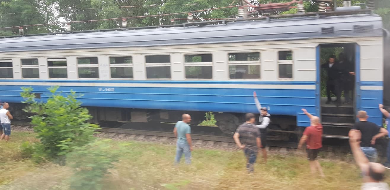 Под Винницей загорелась электричка с пассажирами: пожарным не хватило воды (фото)