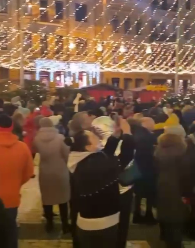 Толпы киевлян без масок отдыхают на Софийской площади: что говорят в КГГА и полиции