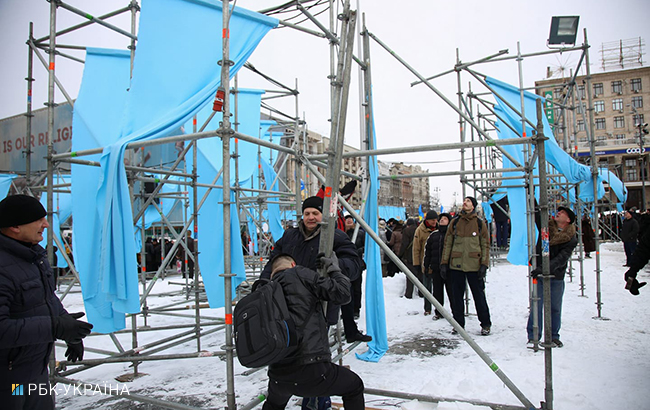 У центрі Києва активісти почали розбирати конструкції на Майдані