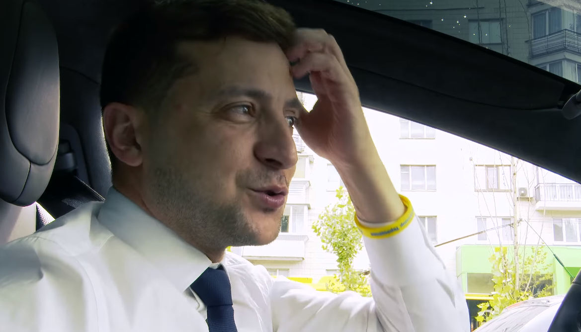 Веселый Зеленский за рулем Теслы обратился к украинцам (видео)