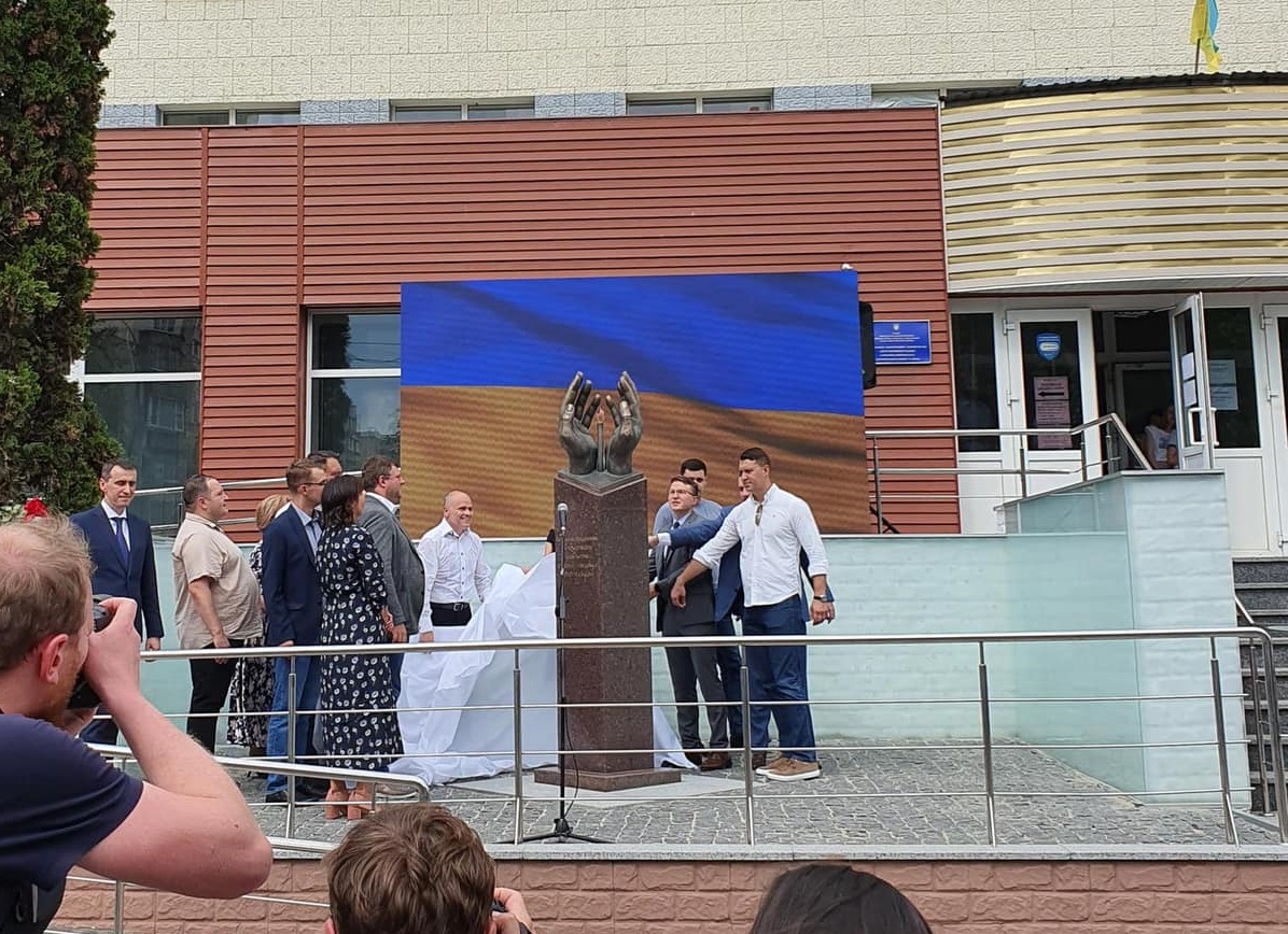 Реальные герои этого времени: в Киеве открыли памятник врачам, умершим от COVID-19 (фото)