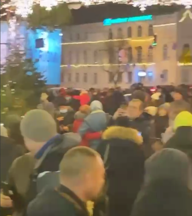 Толпы киевлян без масок отдыхают на Софийской площади: что говорят в КГГА и полиции