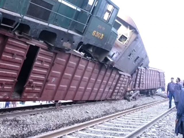 В результаті зіткнення поїздів в Пакистані постраждали 150 осіб