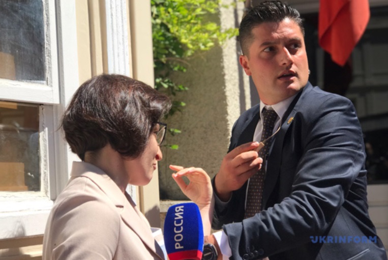 Держали за руку и не пускали к Зеленскому: охранники унизили журналистку росТВ