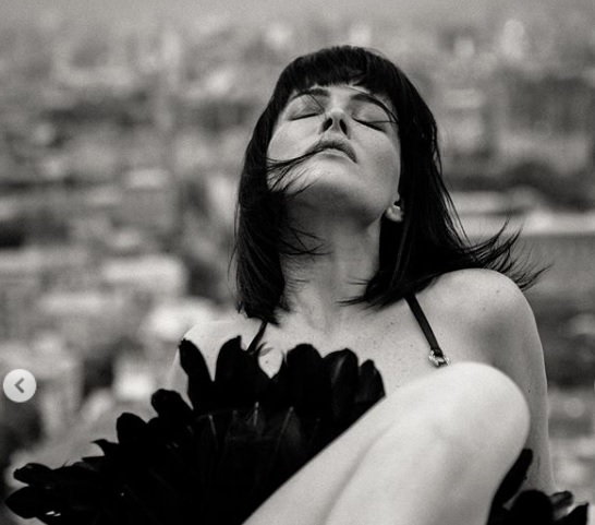 Черный лебедь: горячая Даша Астафьева устроила дерзкую фотосессию на крыше