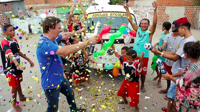 Дмитрий Комаров подарил автобус футбольной команде: яркие фото