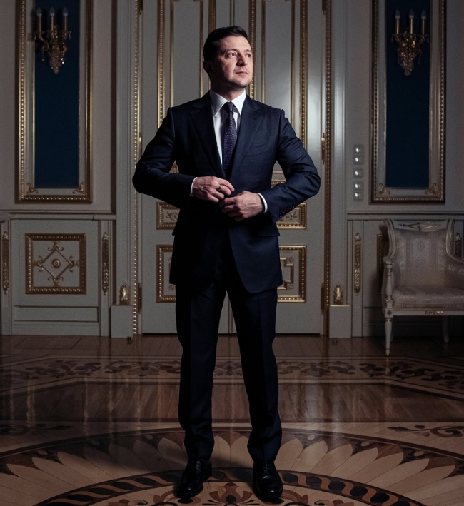 Зеленський з'явився на обкладинці The Guardian: сидить на столі і сміється