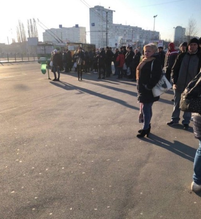 Україна занурилася в транспортний колапс: по 10 людей і всі в масках