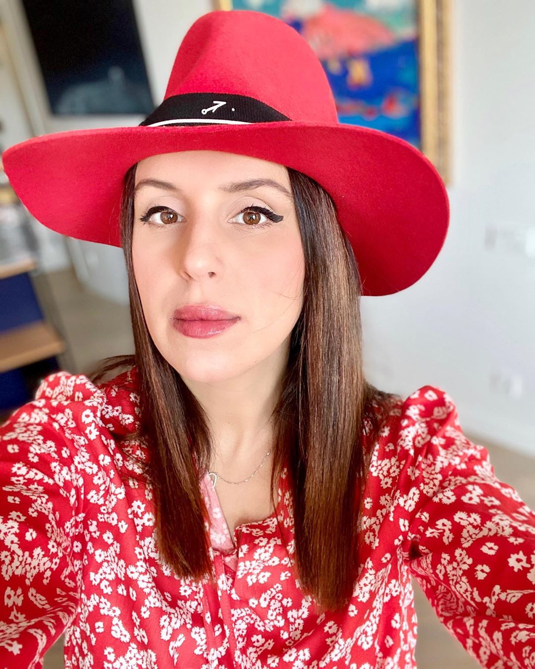 Неймовірно красива: Джамала в червоному платті і капелюшку показала &quot;карантинну моду&quot;