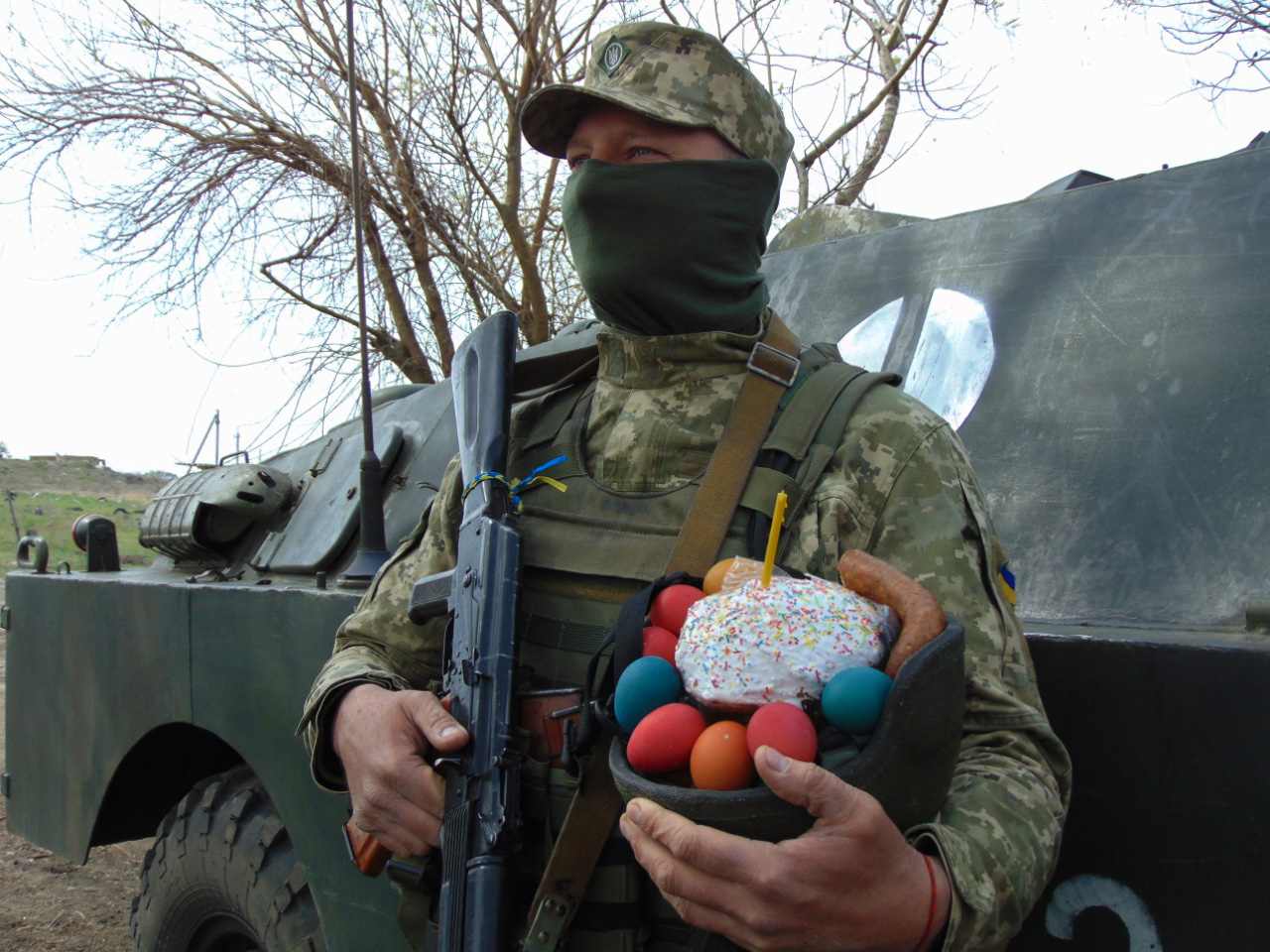 Українські бійці зустріли Великдень на Донбасі: вражаючі фото