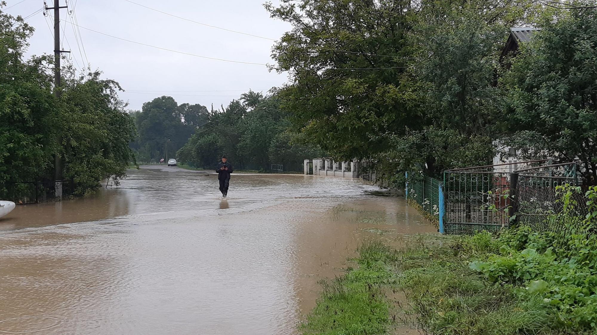 Под Львовом река вышла из берегов и затопила сотню домов: фото и видео инцидента