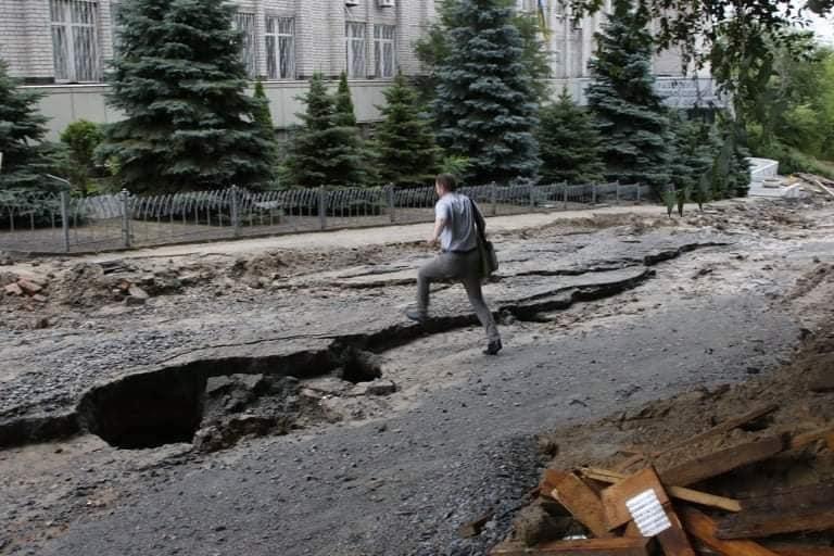 У Дніпрі сильна злива розмила дорогу: фото і відео інциденту
