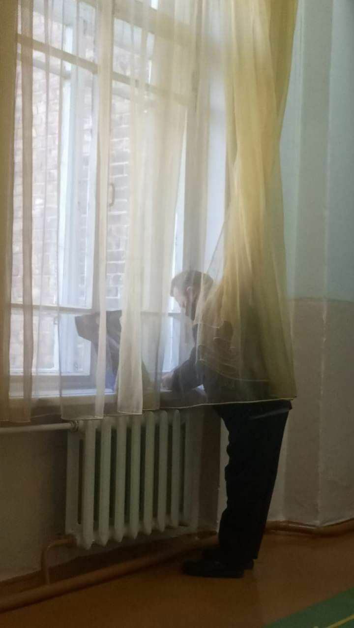 Антиковідна кабінка і голосування під драбинами: найкращі курйози на місцевих виборах