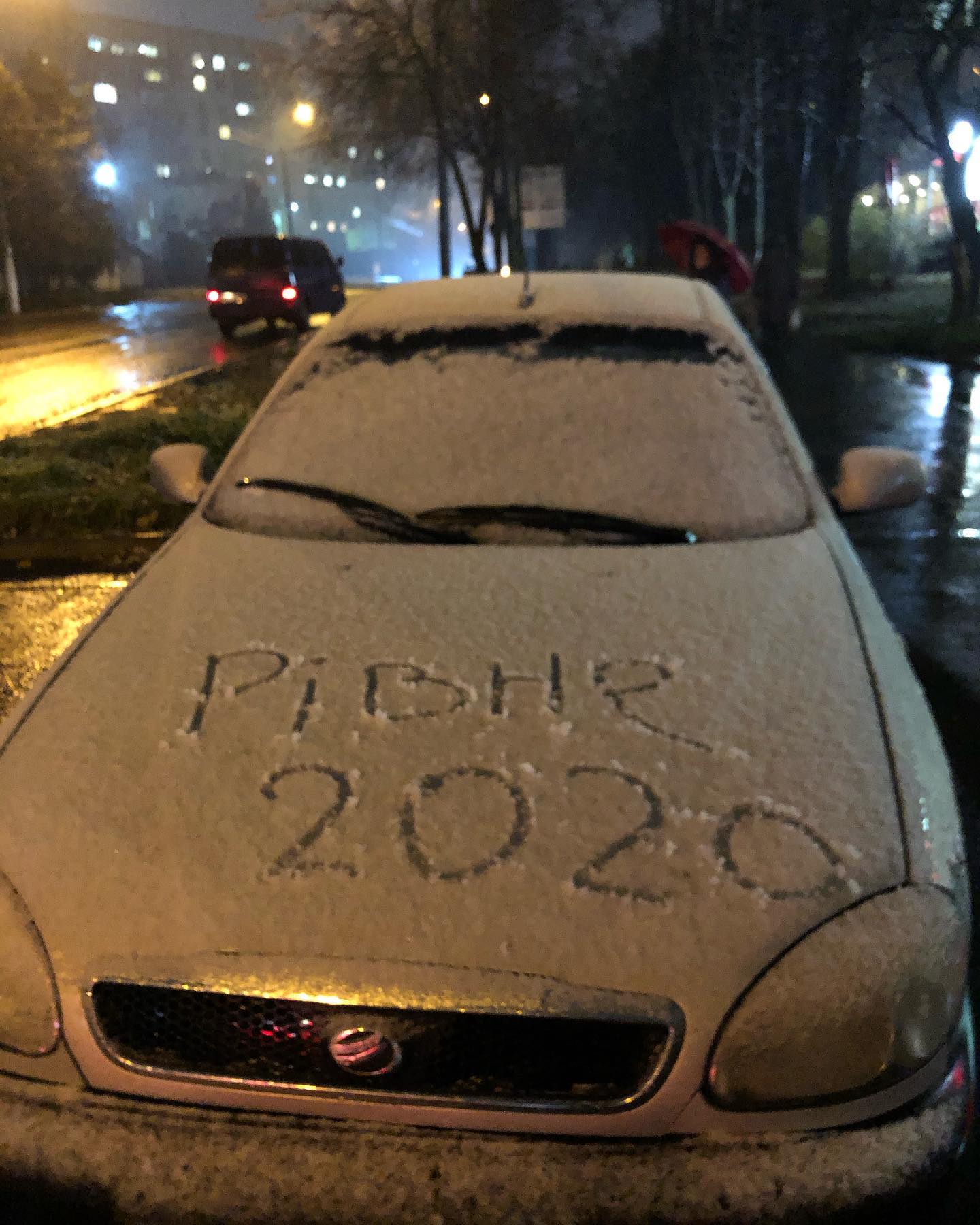 Западную Украину засыпало снегом: дети лепят снеговиков