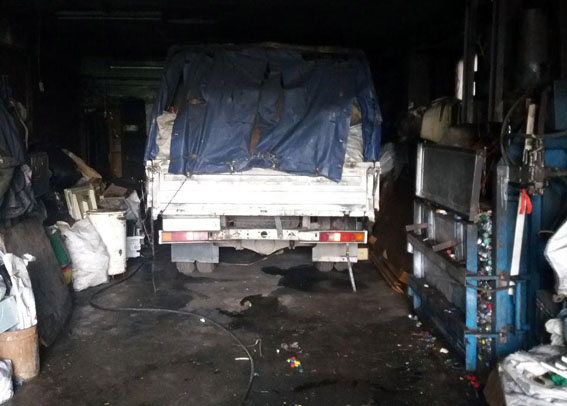 В Мариуполе произошел пожар на складе, есть погибшие